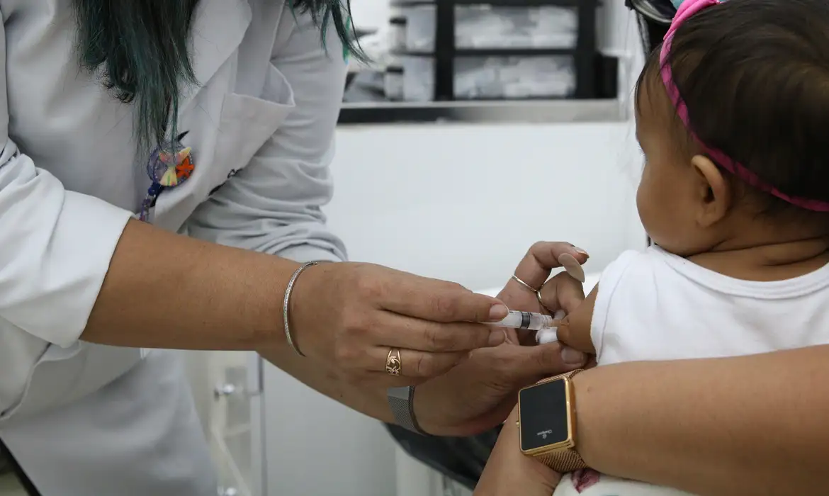 SUS incorpora vacina contra vírus sincicial respiratório, uma das principais causas de infecções em bebês, expectativa é ampliar para 300 mil crianças a mais do que o protocolo atual
